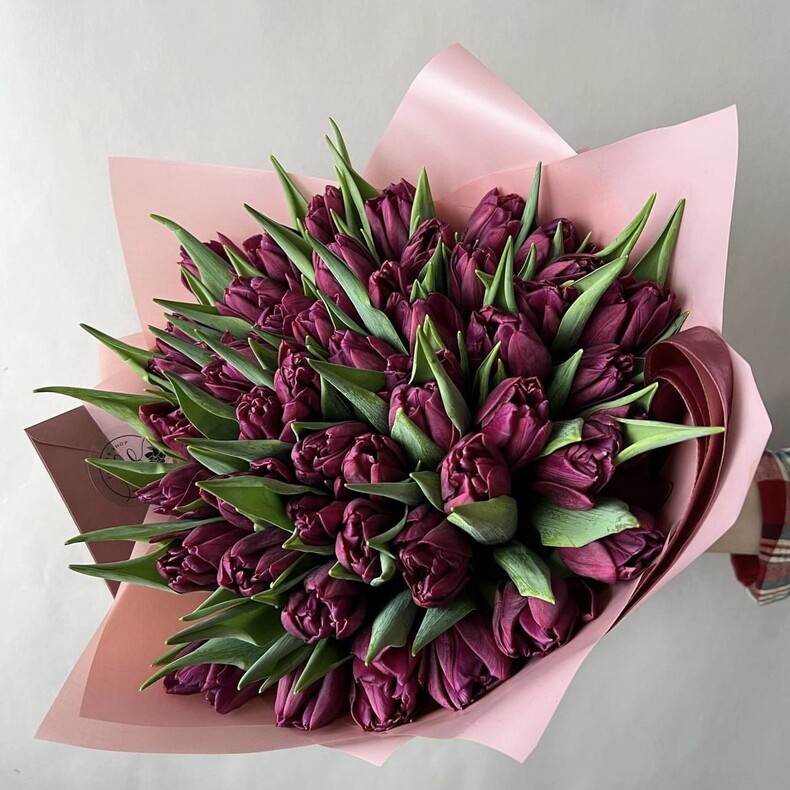 Букет фиолетовых тюльпанов