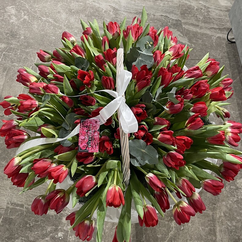 Корзина цветов "Алые тюльпаны"